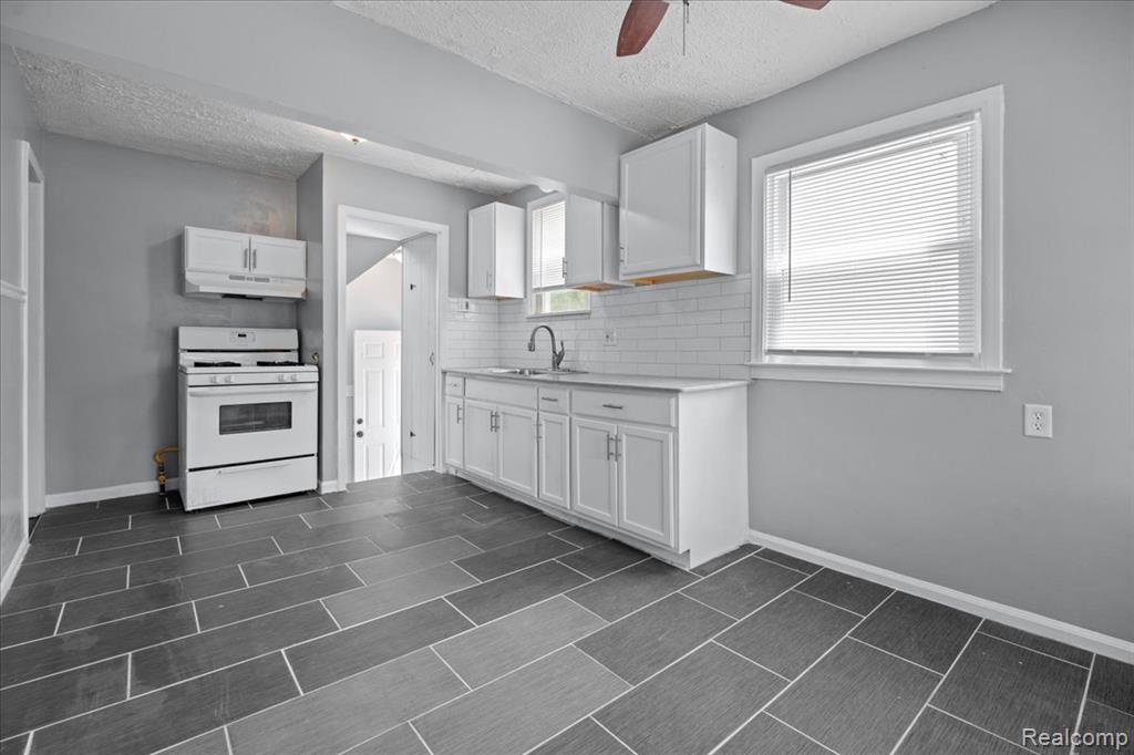 7800 Greenview Avenue, Detroit, MI 48228 — Photo 9