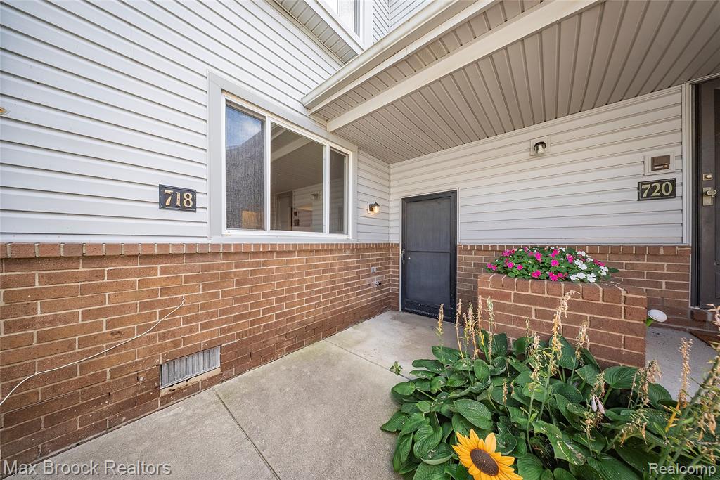718 Claire Pointe Drive, 17, Saint Clair Shores, MI 48081 — Photo 2