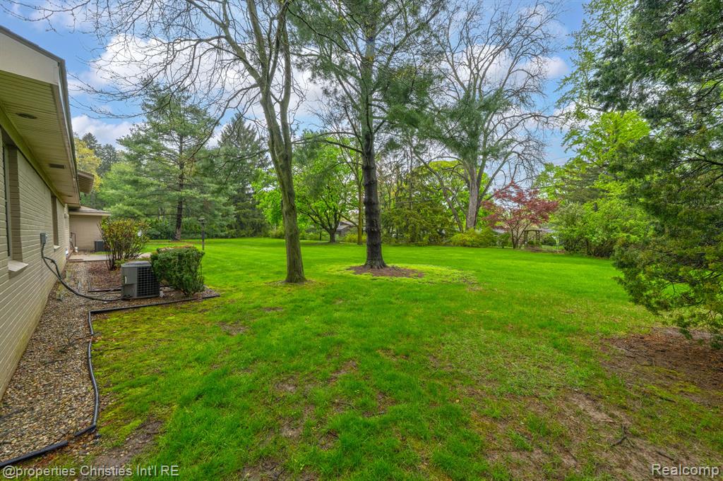 561 Yorkton Lane, Bloomfield Hills, MI 48304 — Photo 49