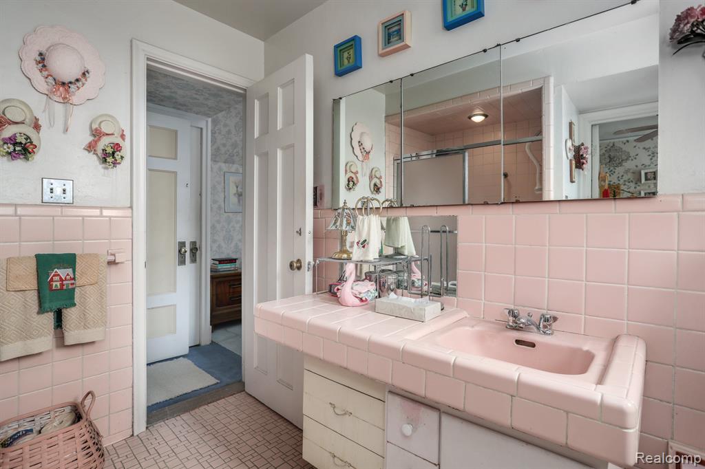 8691 E OUTER Drive, Detroit, MI 48213 — Photo 32