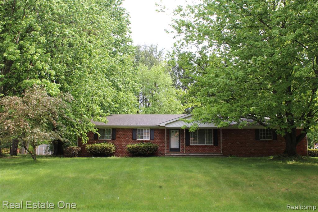 1425 N Alstott Drive, Howell, MI 48843 — front exterior