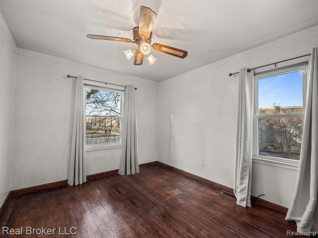 963 E MADGE Avenue, Hazel Park, MI 48030 — Photo 11