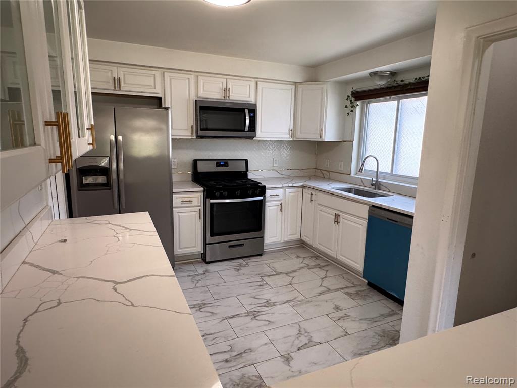 8345 Robindale Avenue, Dearborn Heights, MI 48127 — Photo 9