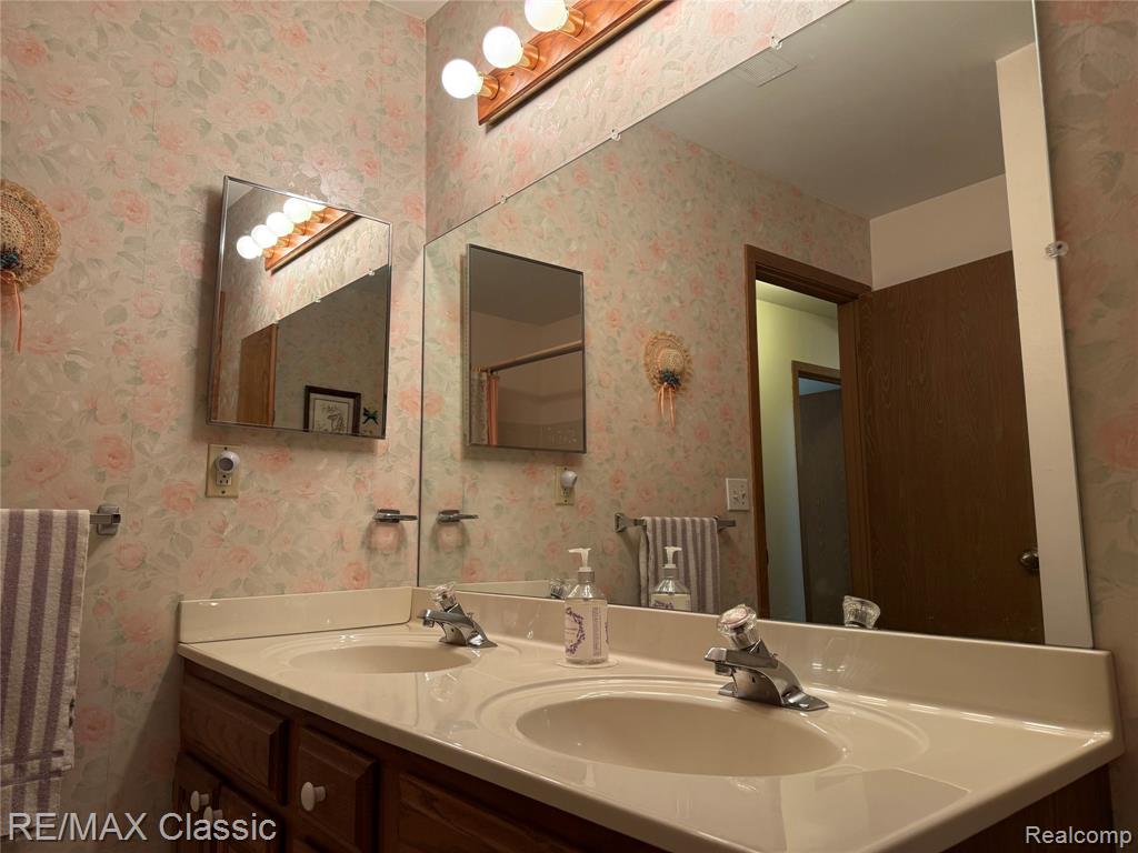7806 Manor Circle, 203, Westland, MI — Photo 12