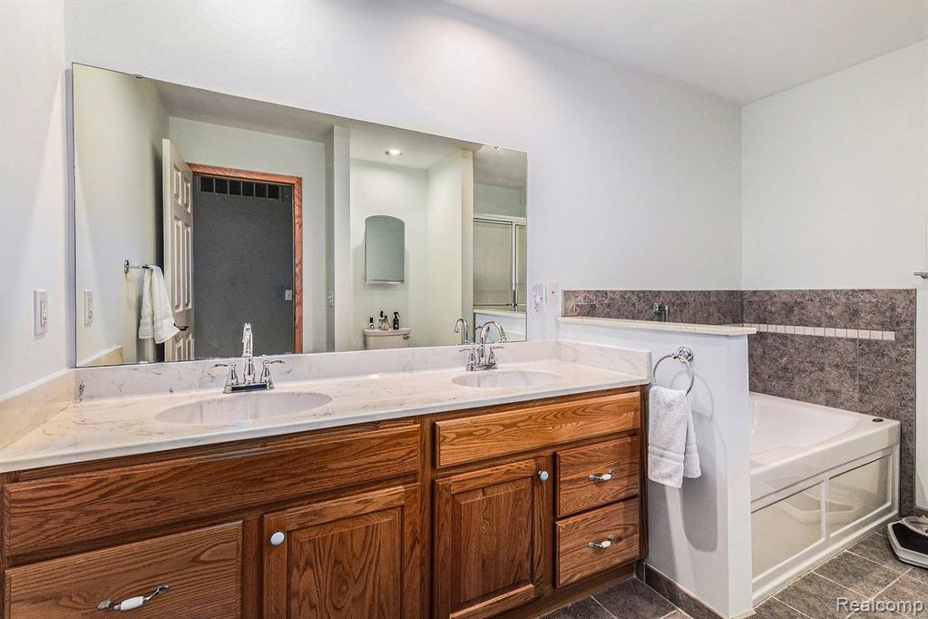 6173 NORTHRIDGE HILLS Drive, Brighton, MI 48116 — Photo 17