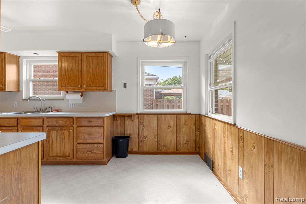 8255 Kinmore Street, Dearborn Heights, MI 48127 — Photo 32