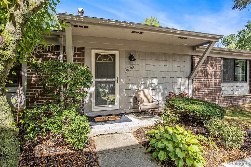 29761 Farmbrook Villa Lane, Southfield, MI 48034 — front exterior