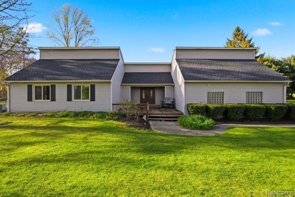 2411 Wixom Trail, Milford, MI 48381 — Photo 2