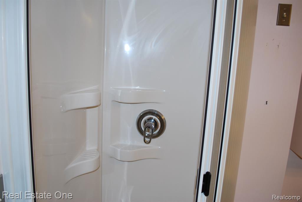 697 RAVENCREST Lane, 5, Westland, MI — Photo 35