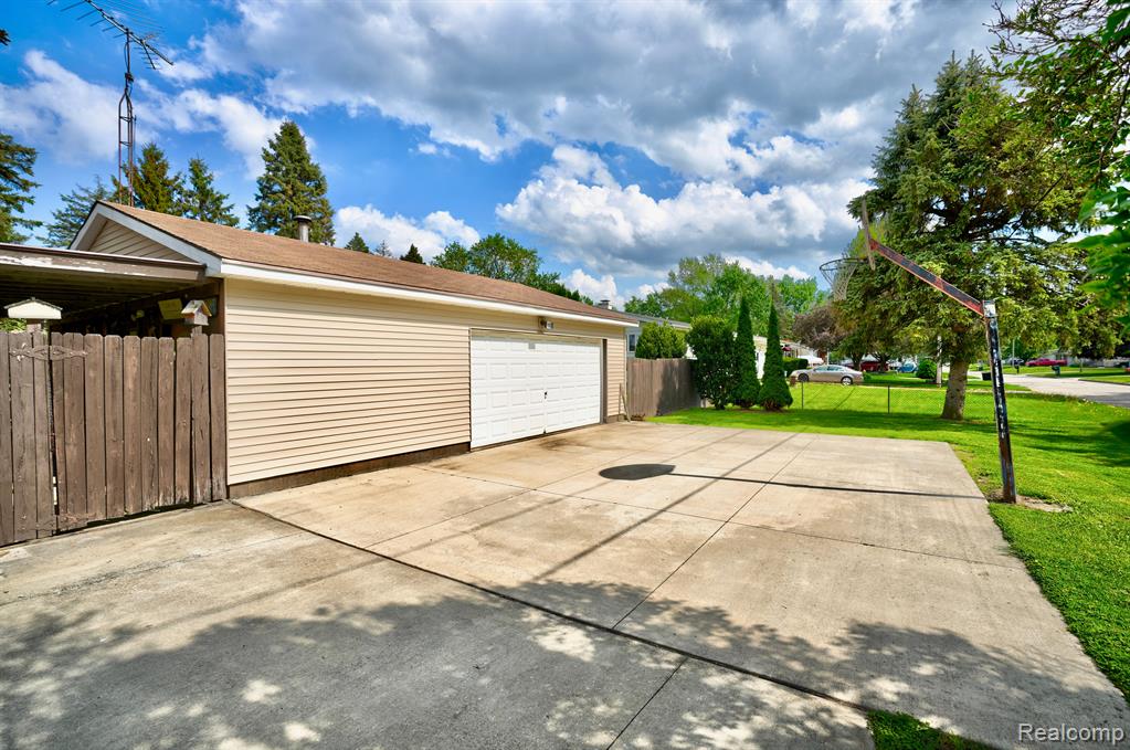 6154 Roberta Street, Burton, MI 48509 — Photo 30