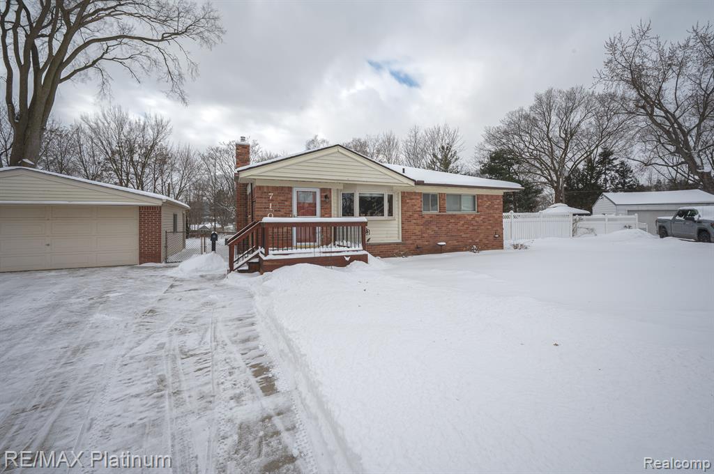 710 MANORDALE Court, Milford, MI 48381 — Photo 2