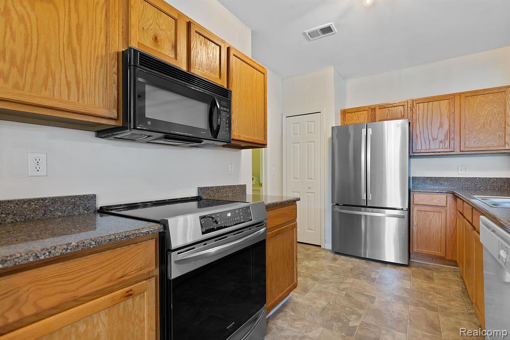 1924 FLAGSTONE Circle, Rochester, MI 48307 — Photo 11