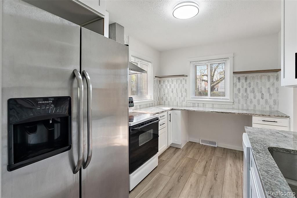 898 E Barrett Avenue, Madison Heights, MI 48071 — Photo 11
