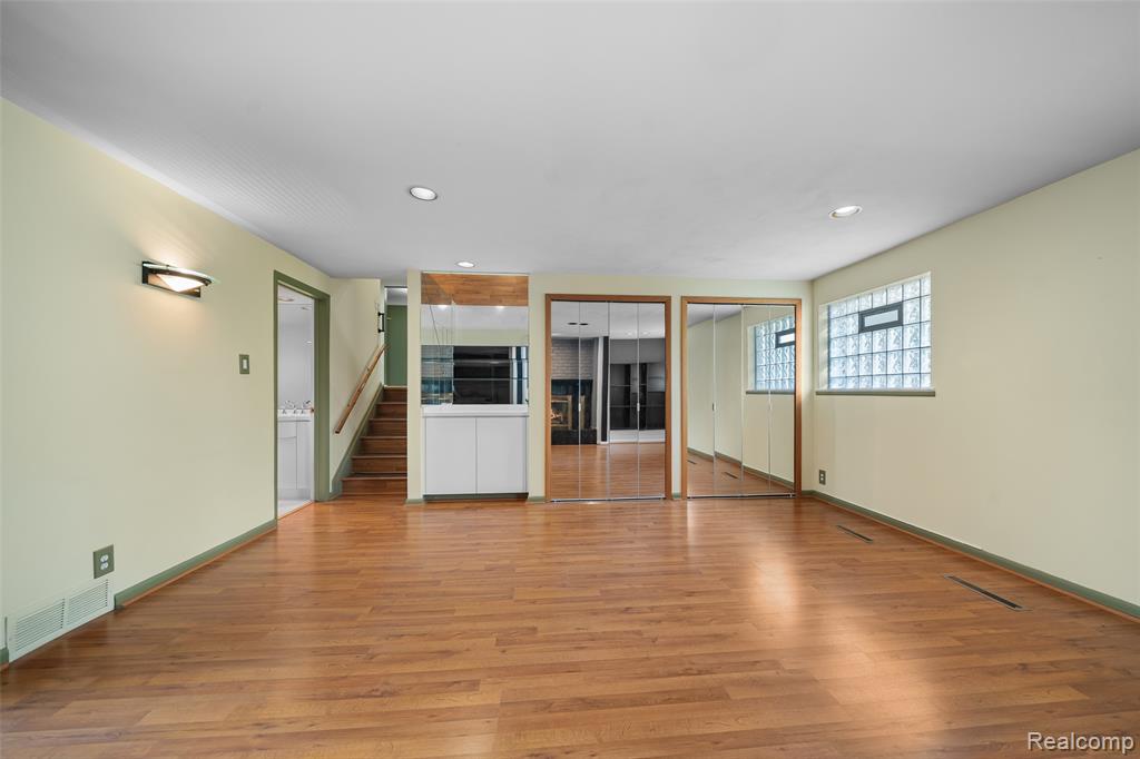 545 Woodbridge Circle, Waterford, MI 48327 — Photo 17