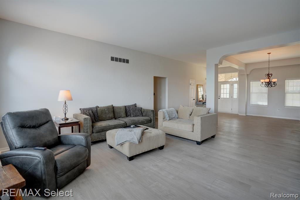 4392 OAK TREE Trail, Fenton, MI 48430 — Photo 28