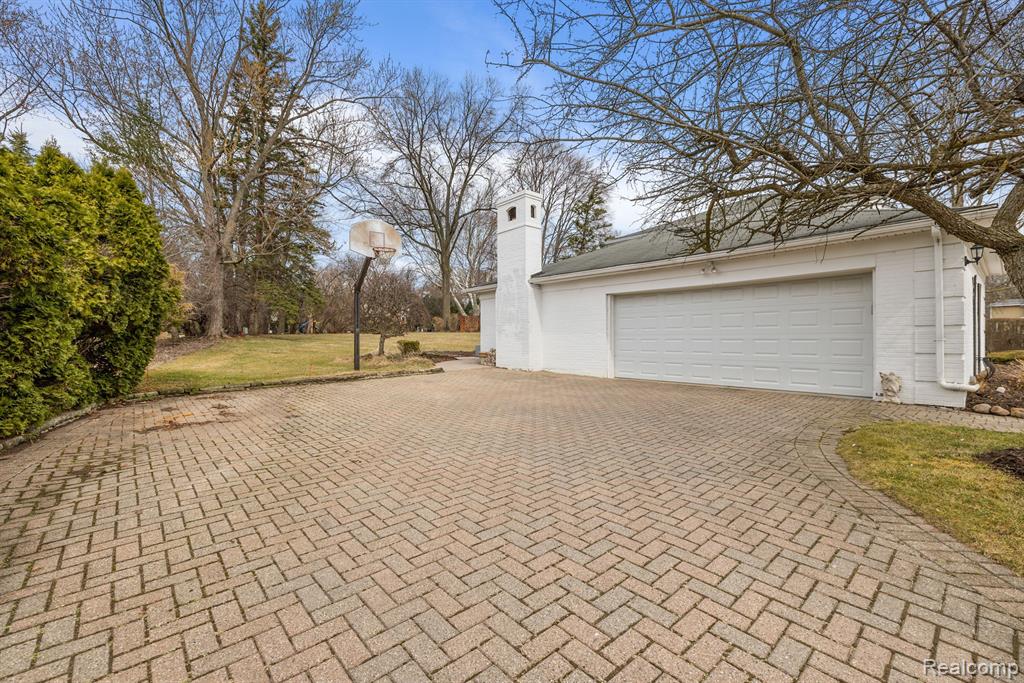 4366 Ardmore Drive, Bloomfield Hills, MI 48302 — Photo 49