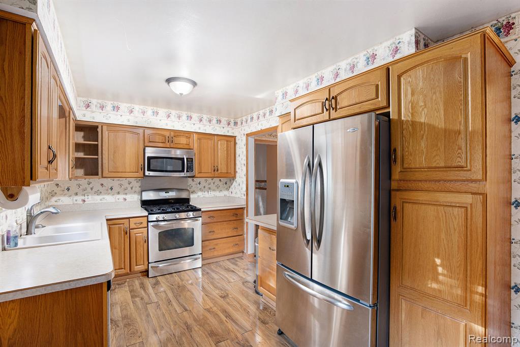 7334 Parkwood Drive, Fenton, MI 48430 — Photo 9