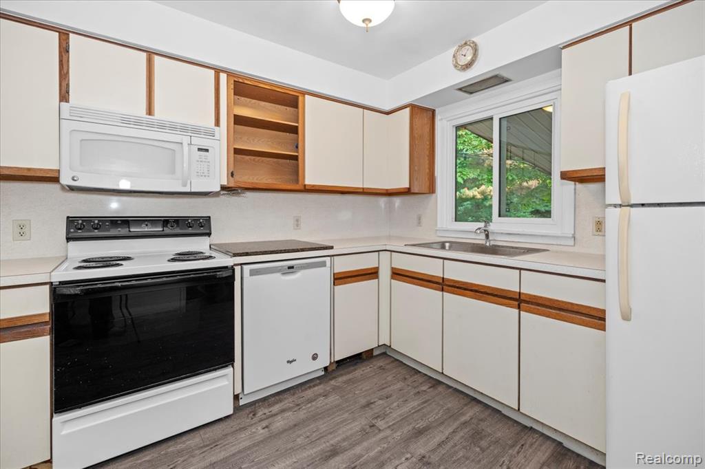 6891 Somerset Drive, Brighton, MI 48116 — Photo 17