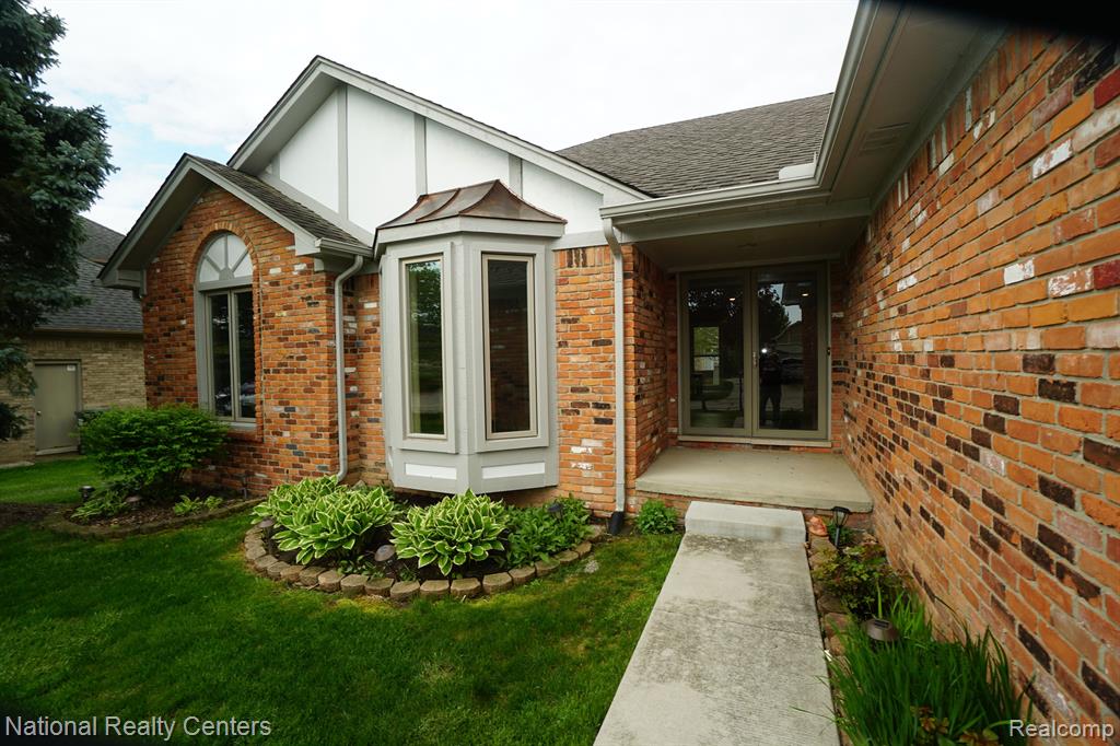 441 SANDALWOOD Drive, Rochester Hills, MI 48307 — Photo 2