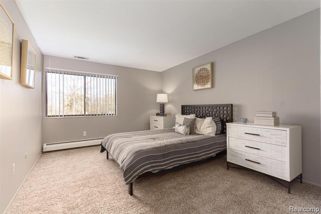 930 VILLAGE GREEN Lane, Waterford, MI 48328 — Photo 13