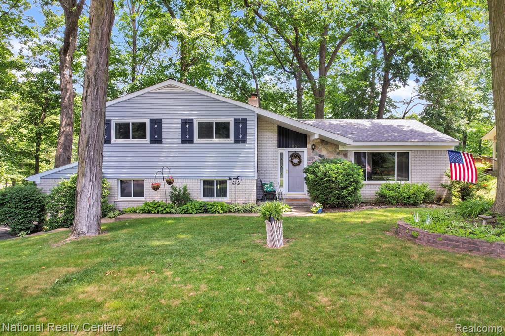 1521 Thread Valley, Holly, MI 48442 — front exterior
