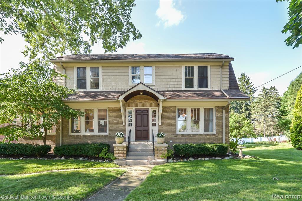 725 E GRAND RIVER Avenue, Fowlerville, MI 48836 — front exterior