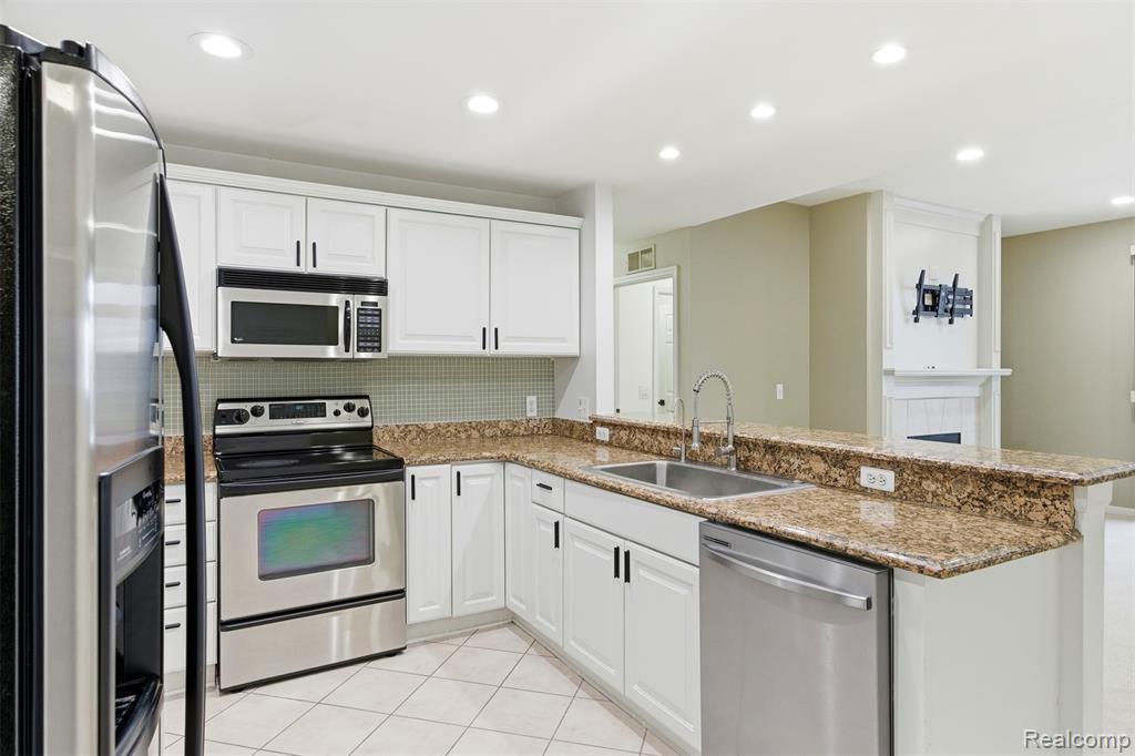 5259 Twin Oaks Drive, Sterling Heights, MI 48314 — Photo 10