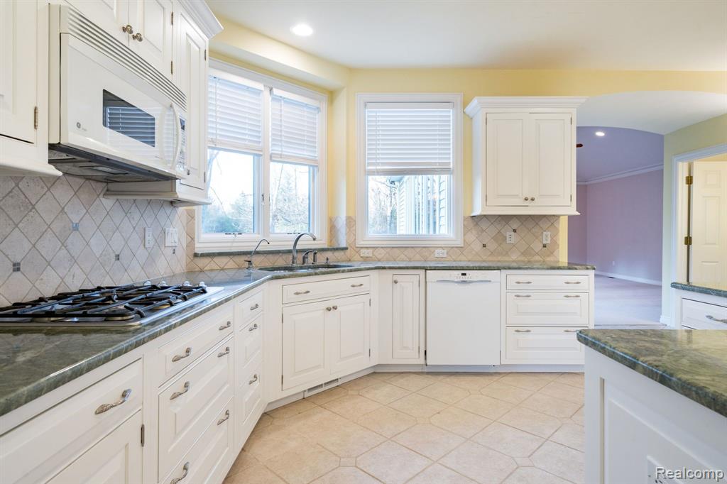 45950 W 11 MILE Road, Novi, MI — Photo 16