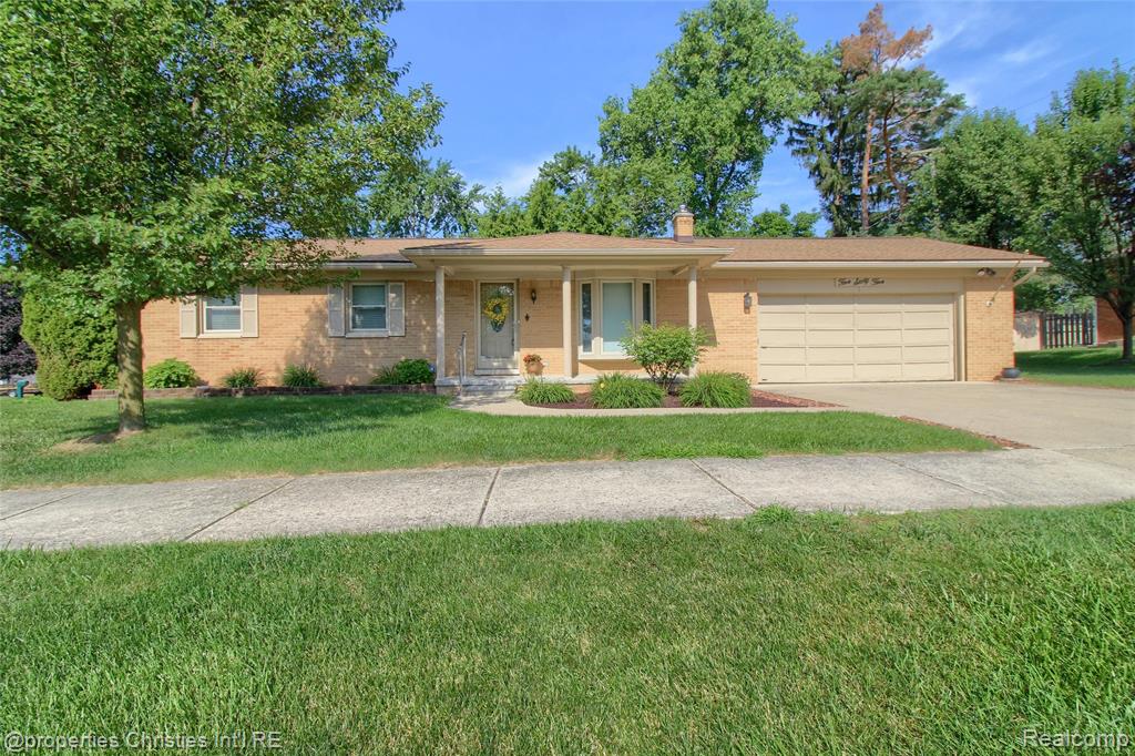 565 Center Ridge, South Lyon, MI 48178 — front exterior