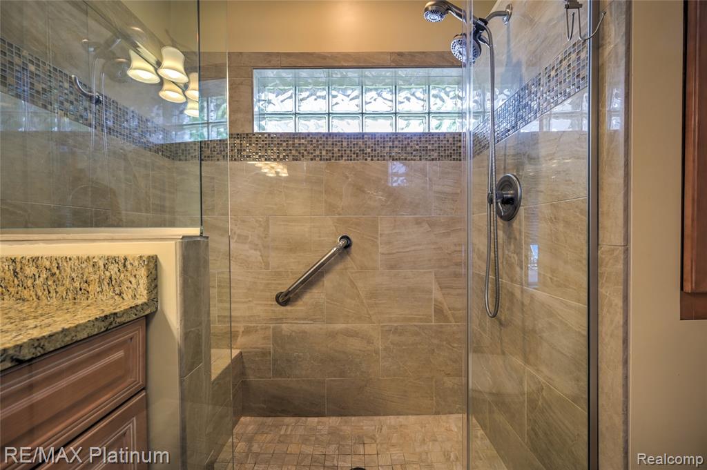807 Whisperwood Drive, 70, Fenton, MI 48430 — Photo 33