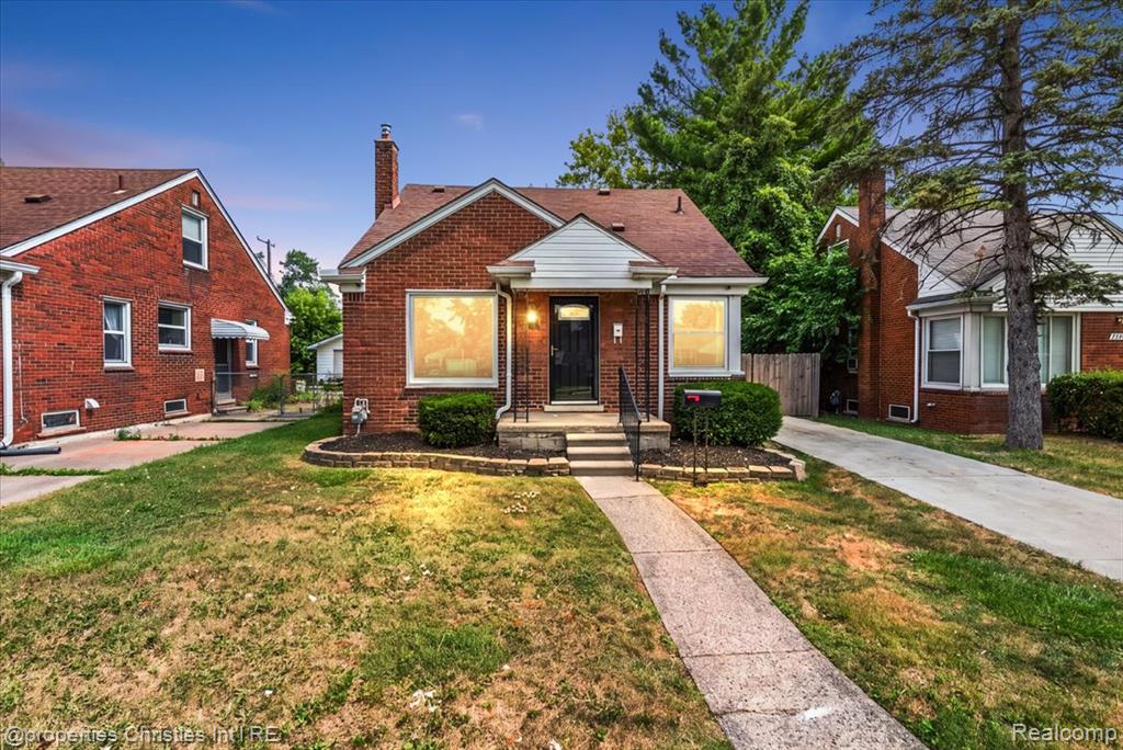 21711 Bournemouth Street, Harper Woods, MI 48225