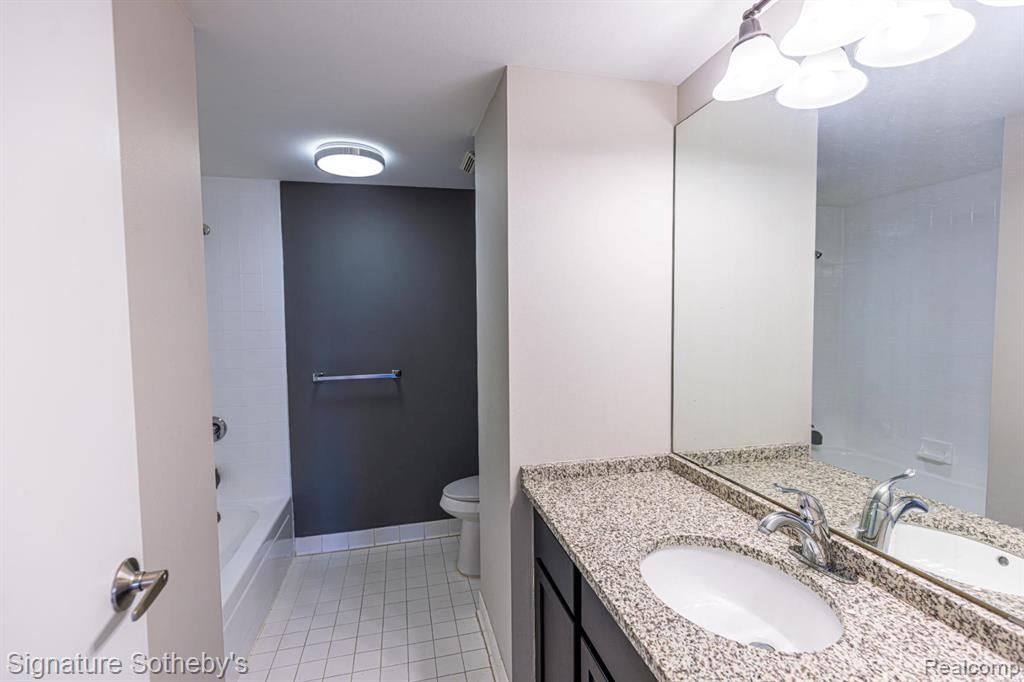 250 E Harbortown Drive, 703, Detroit, MI 48207 — Photo 28