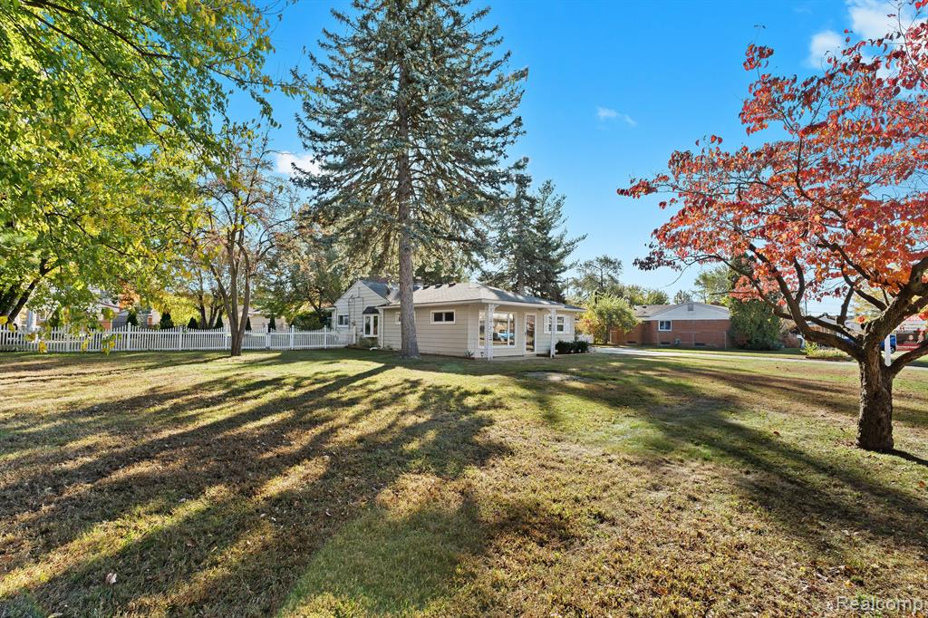 8946 OPORTO Street, Livonia, MI 48150 — Photo 4