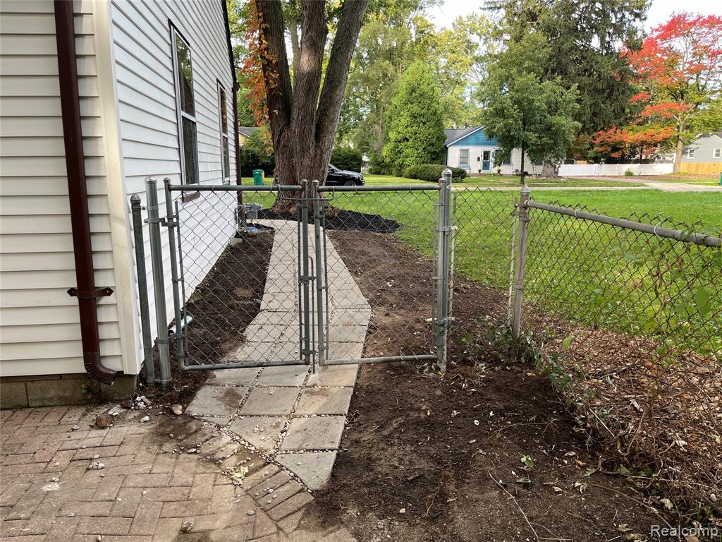 23096 HAWTHORNE Street, Farmington, MI 48336 — Photo 16