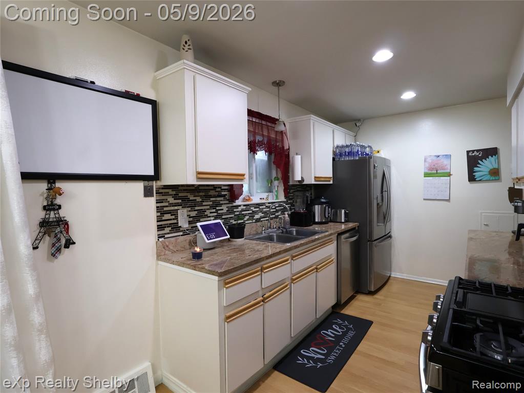 719 Sheryl Drive, Waterford, MI 48328 — Photo 17