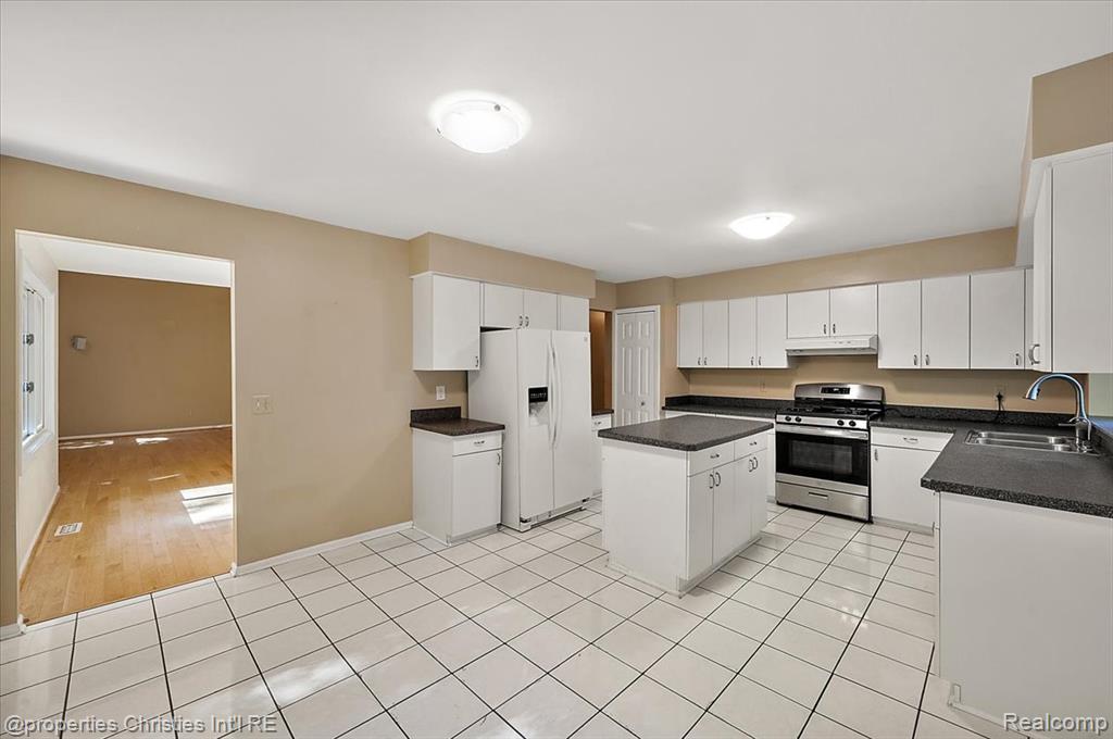 6835 High Ridge Road, West Bloomfield, MI 48324 — Photo 35