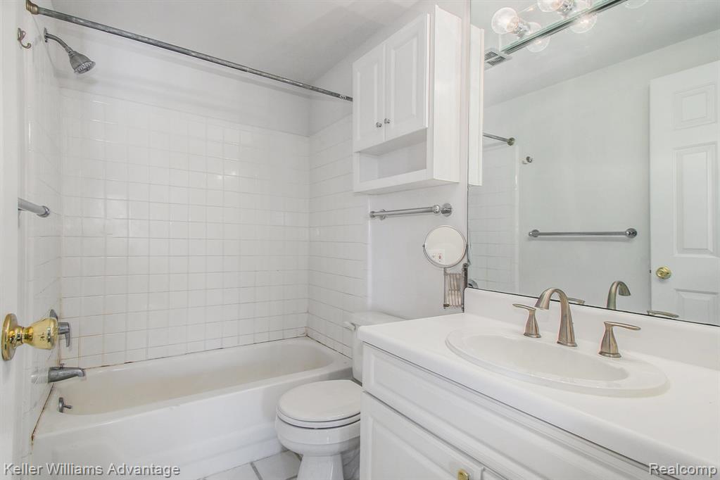 6204 Beechfield Drive, Lansing, MI 48911 — Photo 8