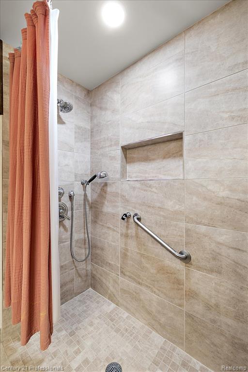 Bathroom featuring tiled shower