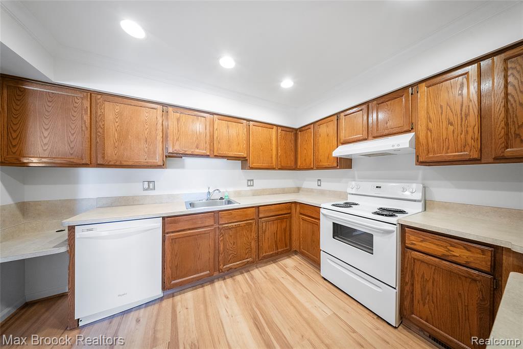 718 Claire Pointe Drive, 17, Saint Clair Shores, MI 48081 — Photo 7