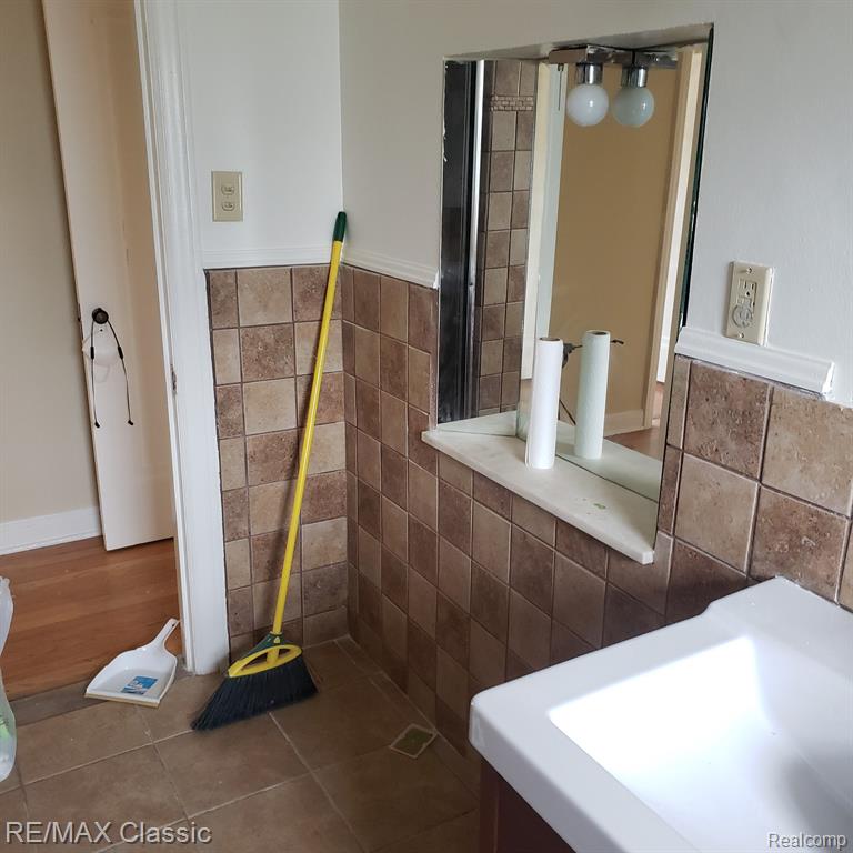 16215 and 16217 Greenview Avenue, Detroit, MI 48219 — Photo 11