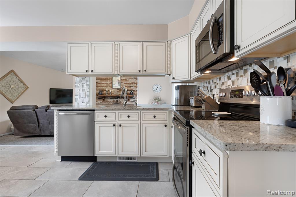 46537 Plum Grove Drive, Macomb, MI 48044 — Photo 7