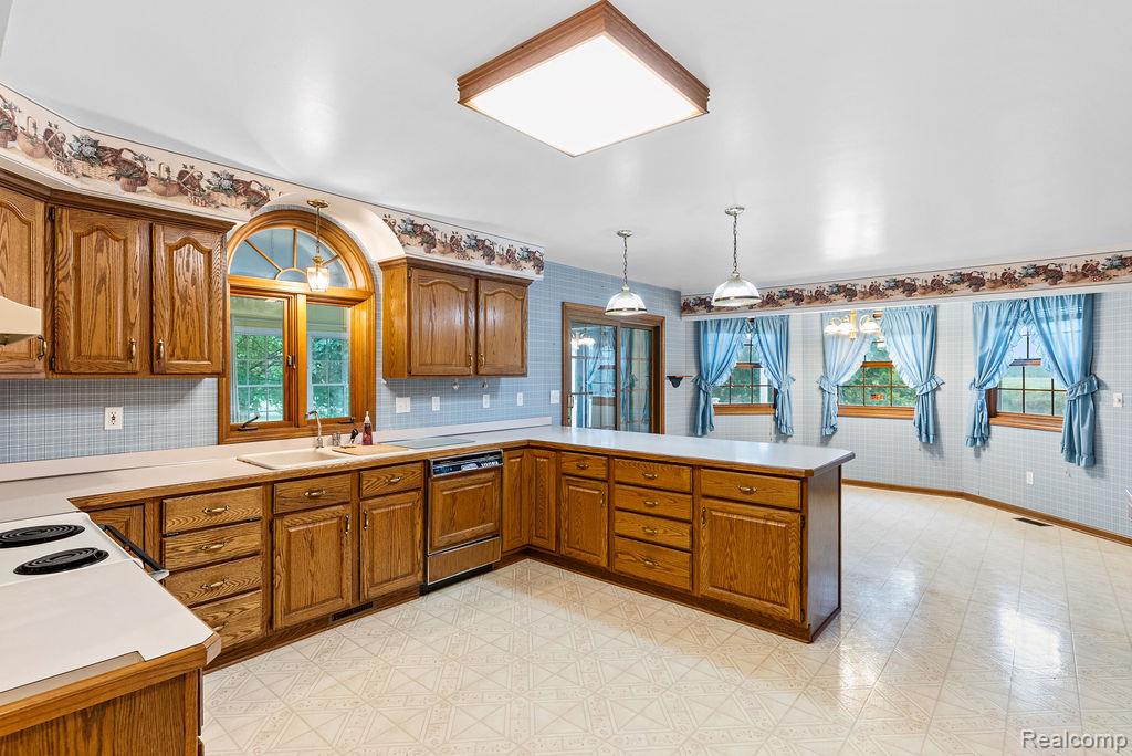 9482 Graytrax Road, Grand Blanc, MI 48439 — Photo 20
