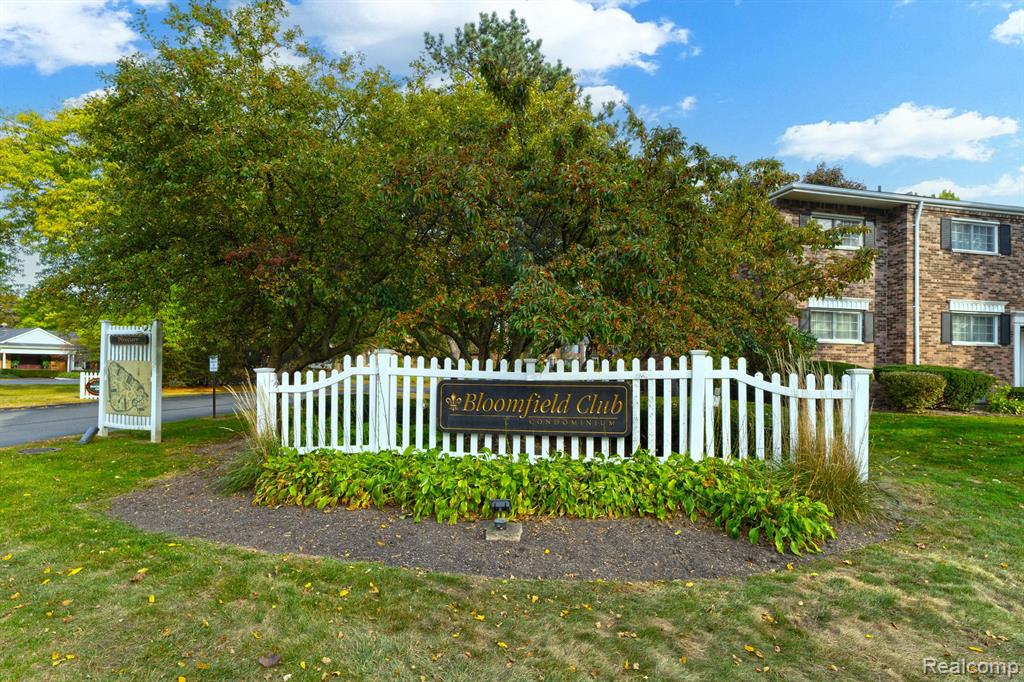 676 E FOX HILLS Drive, Bloomfield Hills, MI 48304 — Photo 22