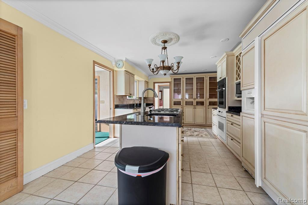 20085 Wedgewood Drive, Grosse Pointe Woods, MI 48236 — Photo 12