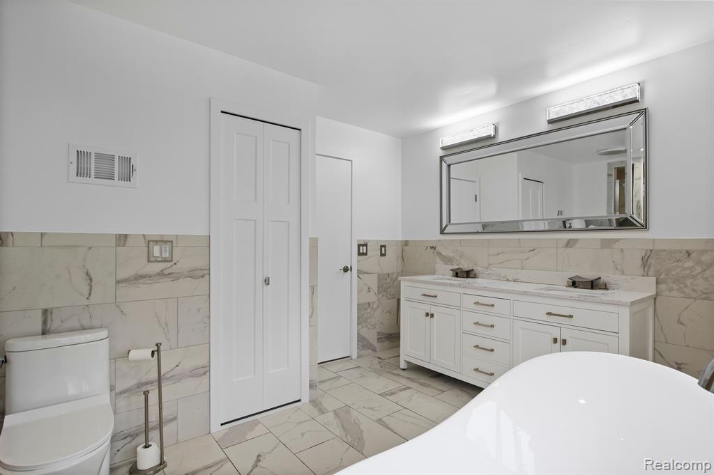 4578 PINE VILLAGE Drive, West Bloomfield, MI 48323 — Photo 31