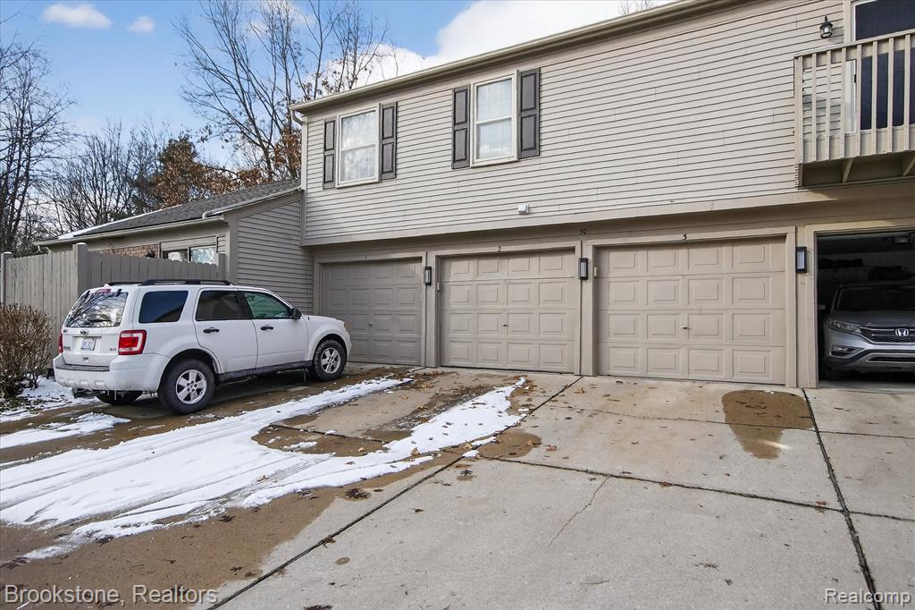 30 Pine Tree Ridge Drive, Waterford, MI, 48327