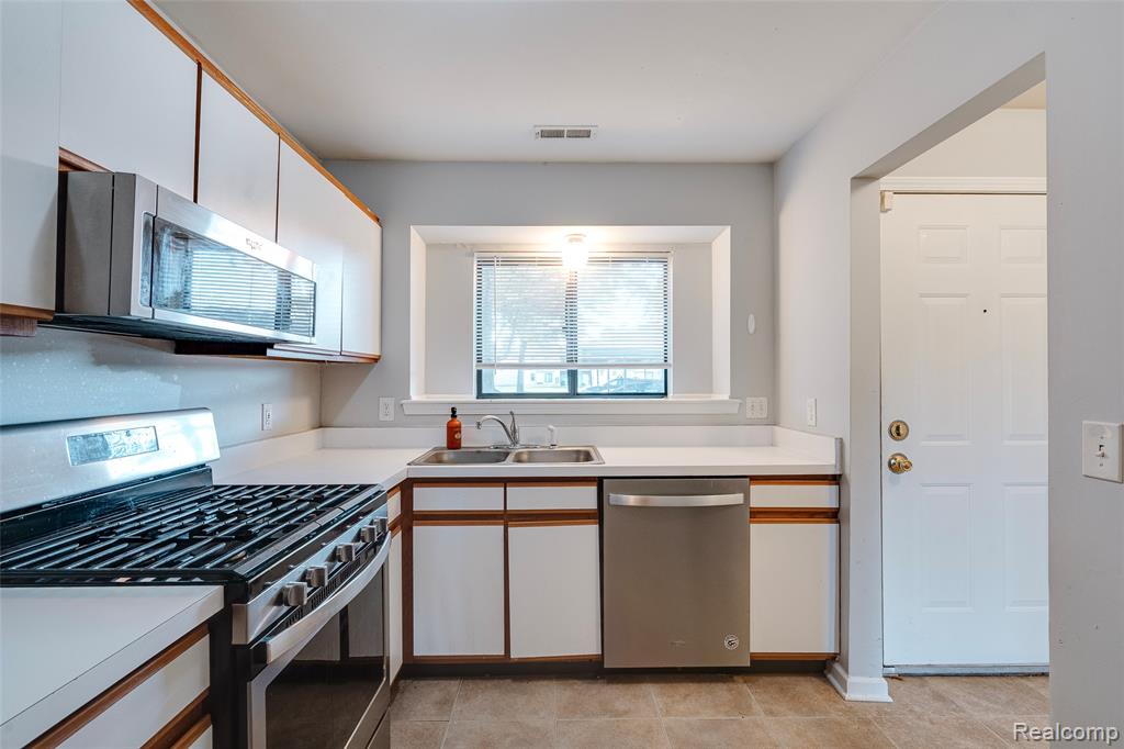 42481 Lilley Pointe Drive, Canton, MI 48187 — Photo 15