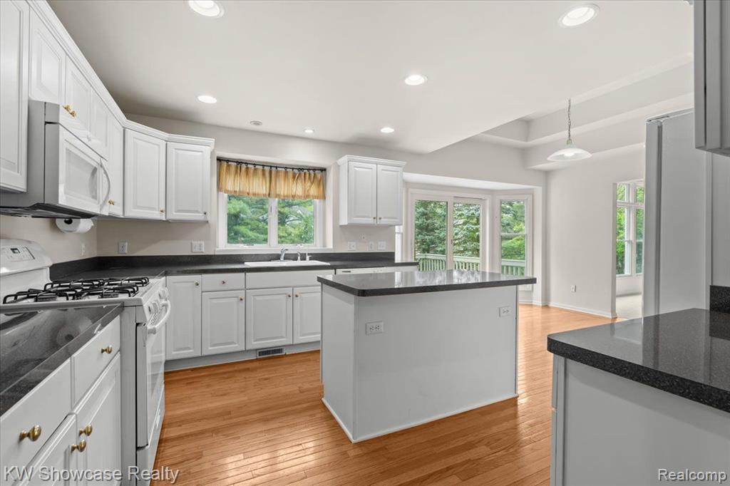 4870 LYTHAM Lane, Ann Arbor, MI 48103 — Photo 15