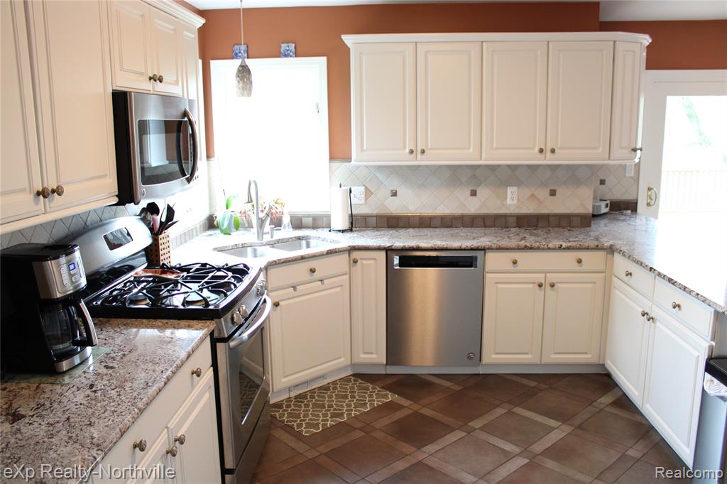 47671 Stratford Drive, Canton, MI 48187 — Photo 4