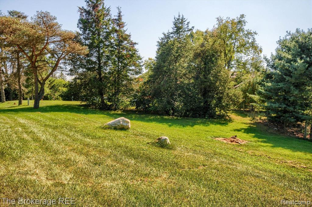 688 UPHILL Road, Milford, MI 48381 — Photo 61